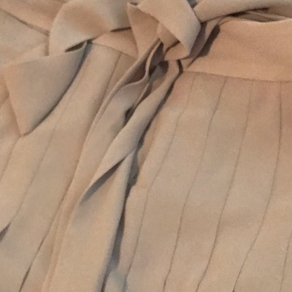 Ann Taylor light silver/gray pleated skirt size 2. - Picture 10 of 10